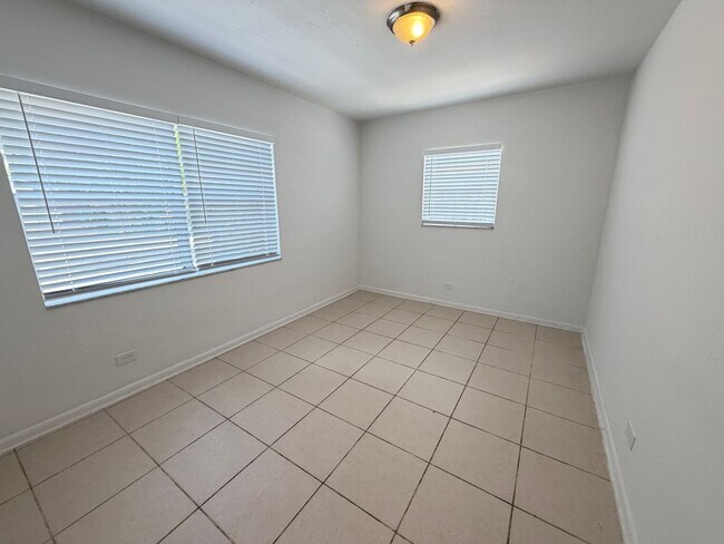 Building Photo - 715 SW 14th Ave