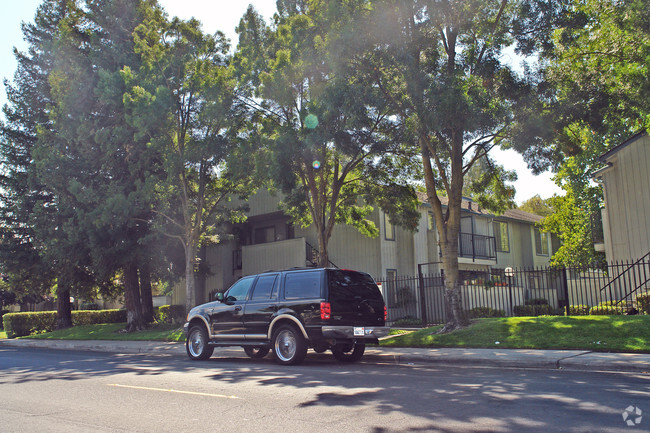 Building Photo - Kelley Drive Condominiums