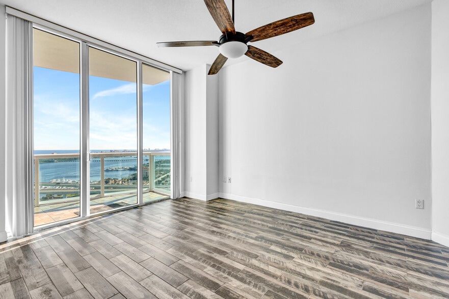 Building Photo - 231 Riverside Dr