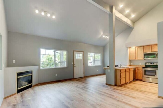 Building Photo - Beautiful Town House in Olympia
