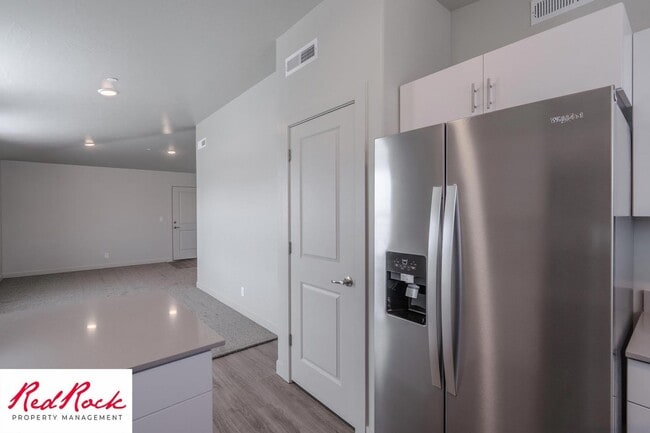 Building Photo - Charming 2 Bedroom End Unit Condo - Pet Friendly!