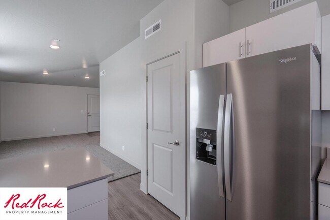 Building Photo - Inviting 2 Bedroom End Unit Condo - Pet Friendly!