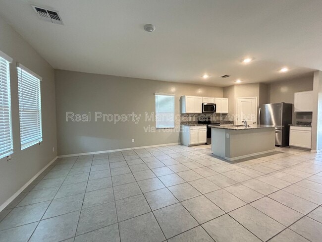 Building Photo - 6511 W Magdalena Ln