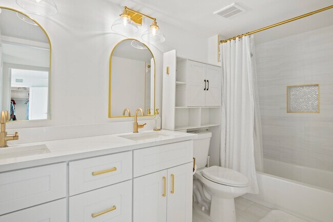 Building Photo - 5888 SE Riverboat Dr