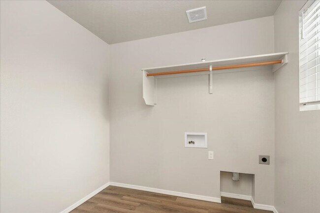 Building Photo - Beautiful Home 3 bed, 2.5 baths - Pet Friendly - Ready Now!