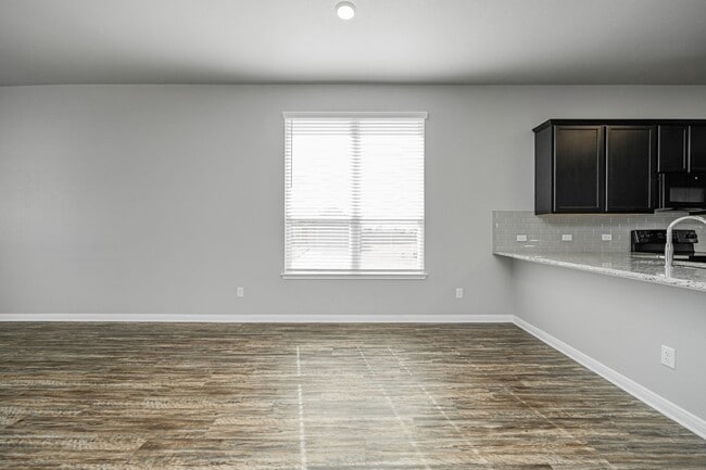 Building Photo - 521 Fallbrook Dr