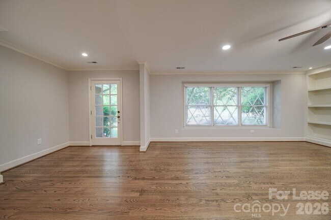 Building Photo - 6700 Castlegate Dr