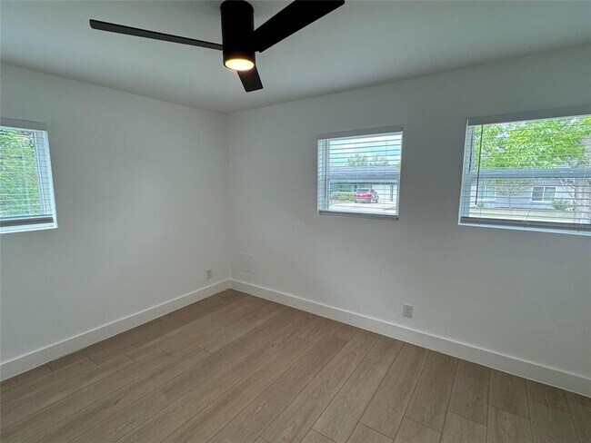 Building Photo - 5805 N Hampton Dr