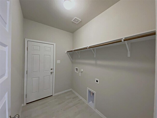 Building Photo - 20915 Oak Dale Dr