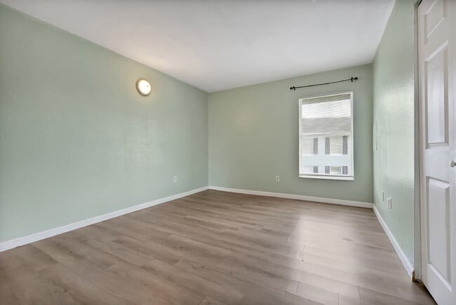 Building Photo - "Bright 2-Bed, 2-Bath Condo Retreat with Pool & Lake Views"