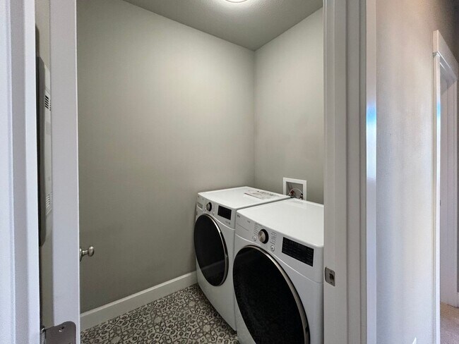 Building Photo - Luxury and Convenience Awaits in this Stunning 3 Bedroom, 2.5 Bathroom House with Abundant Parkin...