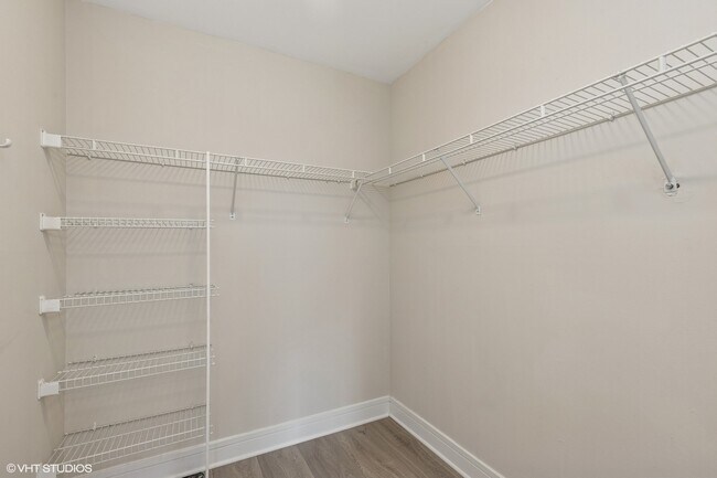 Building Photo - 940 N Lakeside Dr