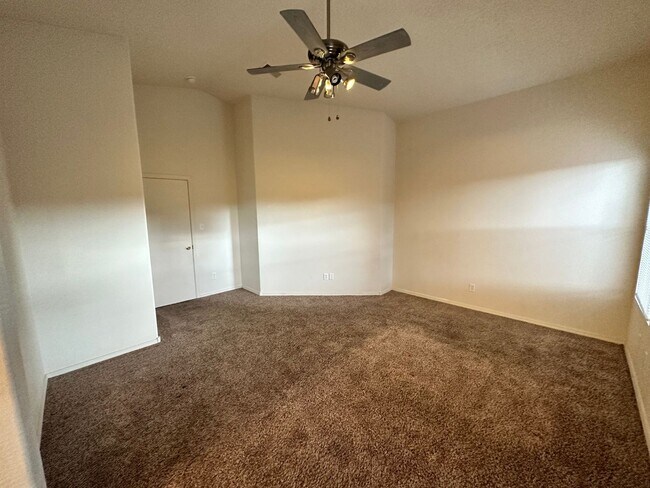 Building Photo - 4 bed 2 bath home in Huning Ranch