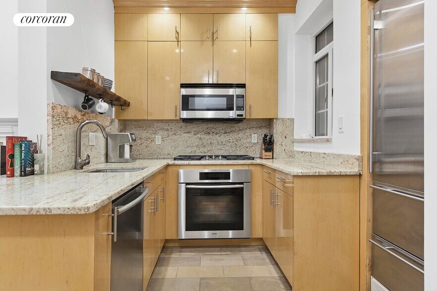 Building Photo - 59 E 75th St