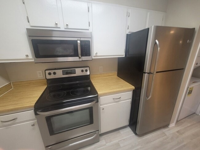 Building Photo - 7076 N Holiday Dr