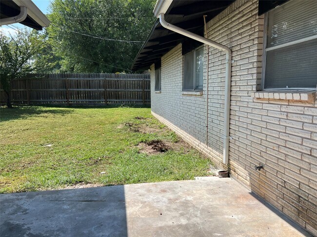 Building Photo - 401 Oakhill Dr