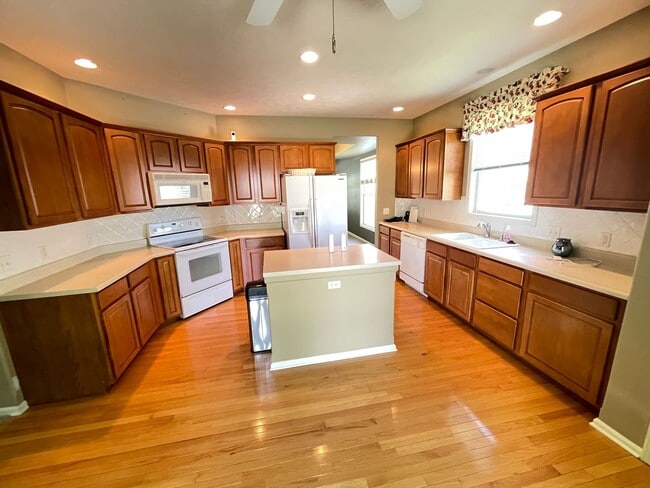 Building Photo - Beautiful 4 bed 2.5 bath 3000+sq ft