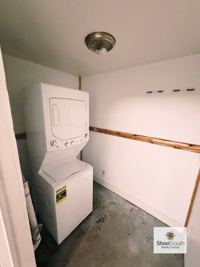 Building Photo - Updated 4 bed 1 bath single family home.