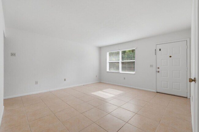 Building Photo - 2 Bedroom, 2 Bath House in Palmetto Woods!