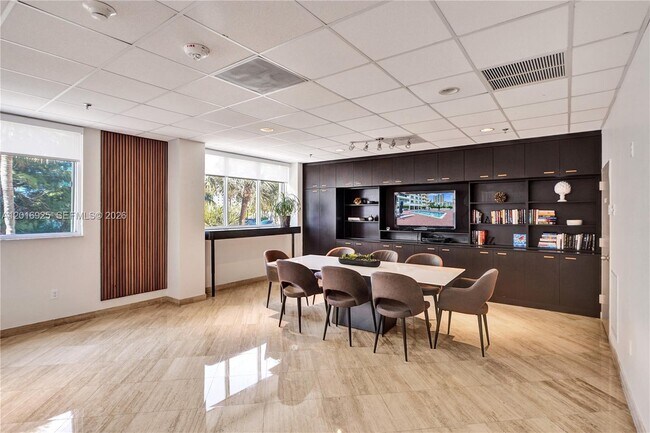 Building Photo - 6422 Collins Ave