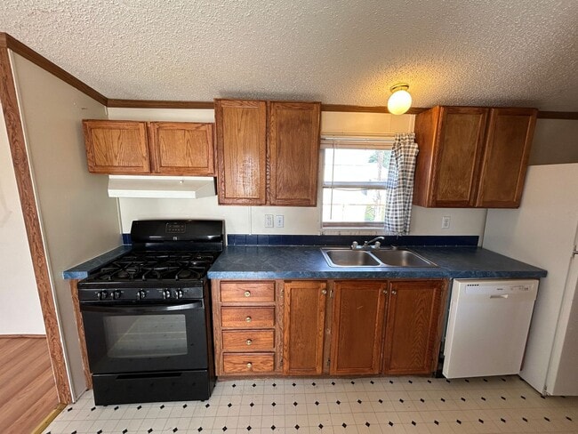 Building Photo - 3 Bed 2 Bath Updated Mobile Home w/ Fenced Yard & Many Amenities