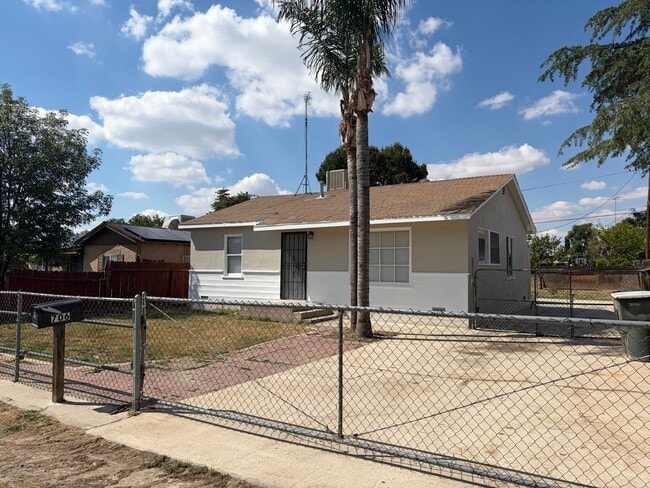 Building Photo - Cute 2 Bedroom 1 Bath Home. Must See!! Rent $1450 Deposit $1450 New Paint Inside and Out! New Flo...