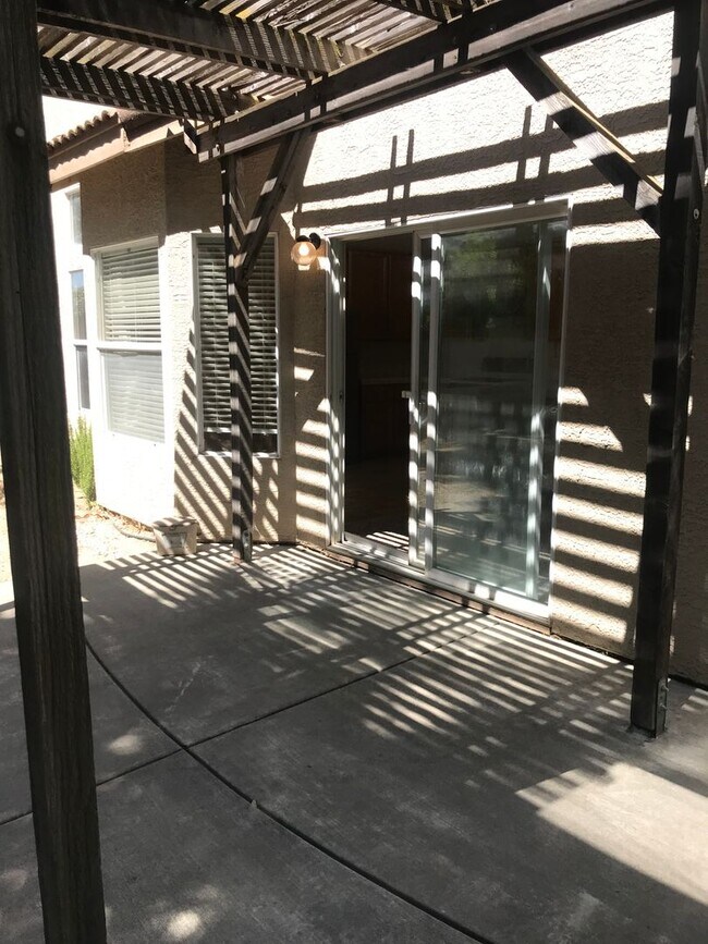 Building Photo - Spacious and Bright 3bed/2 bath Home in Davis