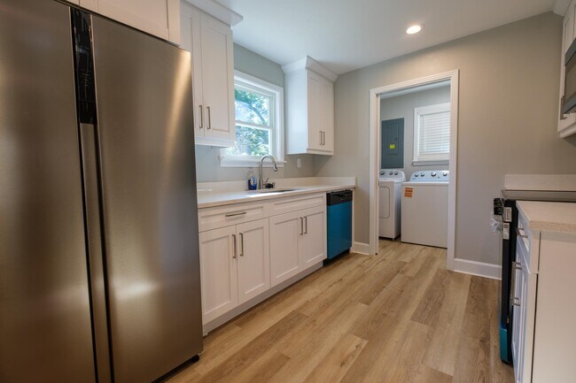 Building Photo - 1501 Sharon Rd