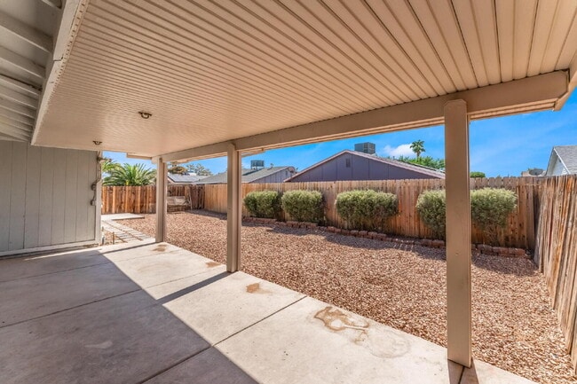 Building Photo - "Charming 3-Bed Oasis with 2 Full Baths in Vibrant Las Vegas - 1315 Sq Ft of Comfort!"