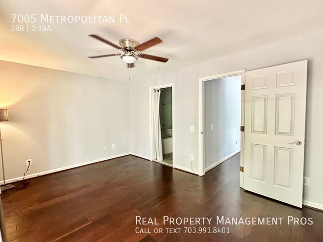 Building Photo - Gorgeous End Unit- Steps To Metro!