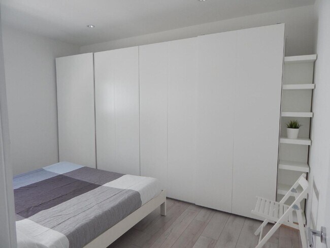 Building Photo - Exquisite 2/2 condo in Art Deco style building