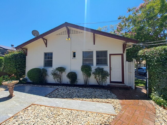 Building Photo - Stunning Home in Downtown Napa