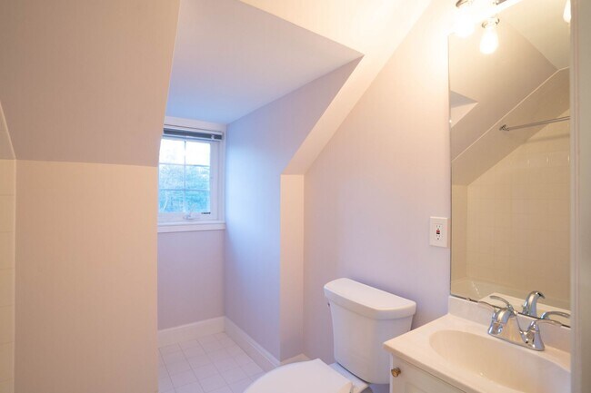 Building Photo - No place like THIS LISTING!! 8 bed 5.5 bath!