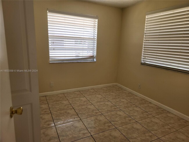 Building Photo - 9962 Twin Lakes Dr
