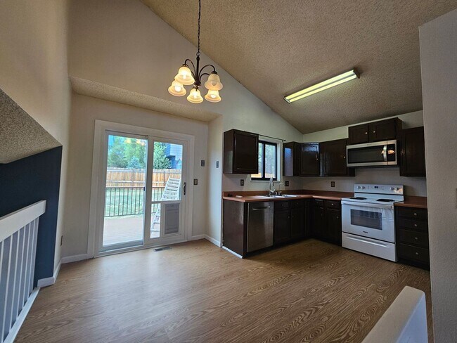 Building Photo - 4 Bed 3 Bath Home in 80911!
