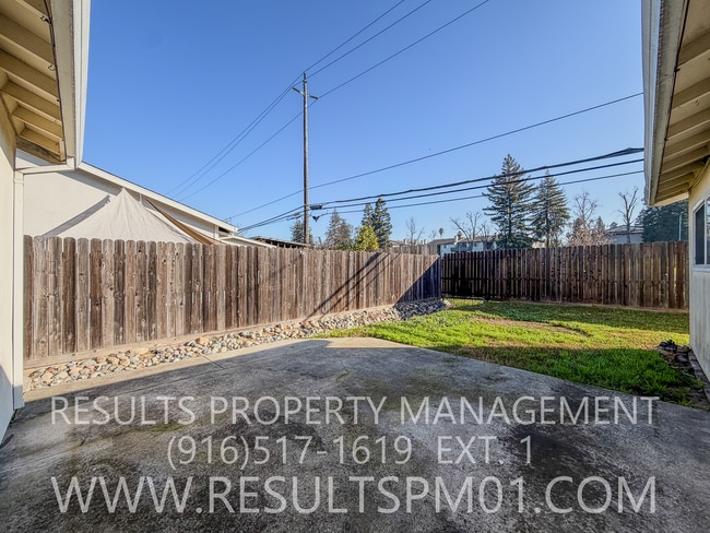 Building Photo - Spacious 4 Bedroom Home with Yard