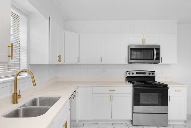Building Photo - 5 bedroom 3 bath in Covington recently renovated just off the town square