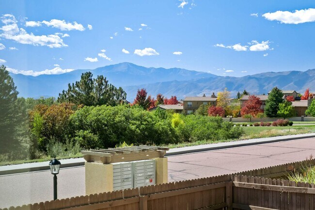 Building Photo - Main Level Living in Pine Creek...Views ar...