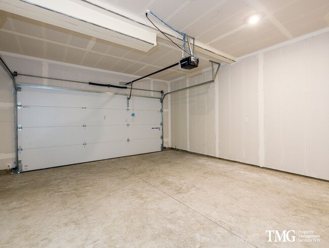 Building Photo - Gorgeous End Unit Townhome w/ 3 Bedroom 2.5 Bath!