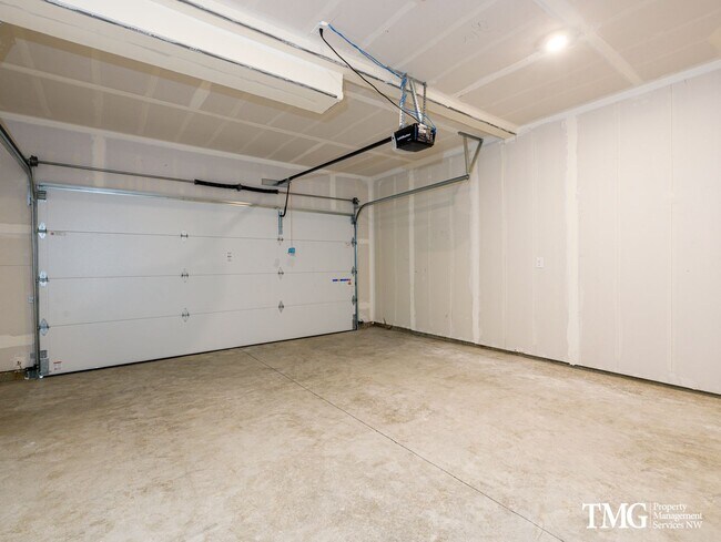 Building Photo - Newer Townhome in Minnehaha w/ 3 Bedroom 2.5 Bath!