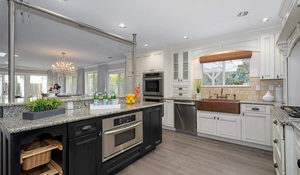 Building Photo - 10086 La Paz Ave