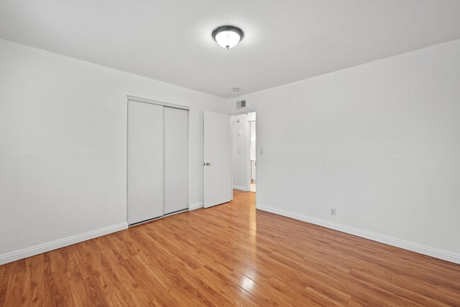 Building Photo - Beautifully Renovated 3BR/2BA Single-Story...