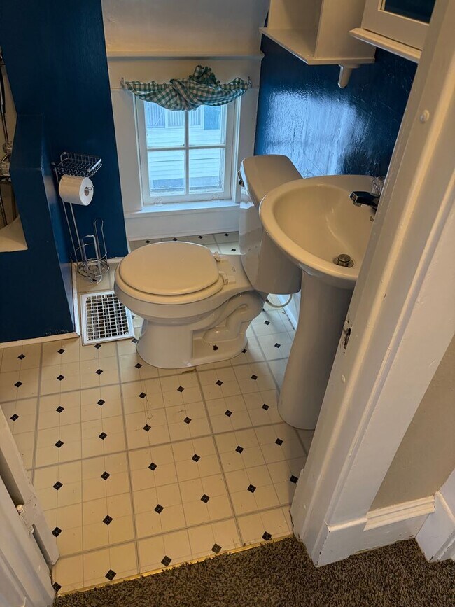 Building Photo - Charming 2-Bedroom, 1.5-Bath with Garage & Fenced Yard