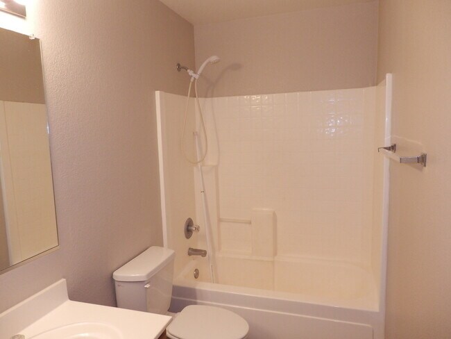 Building Photo - Spacious 2-Story Home with NEW Carpet and ...