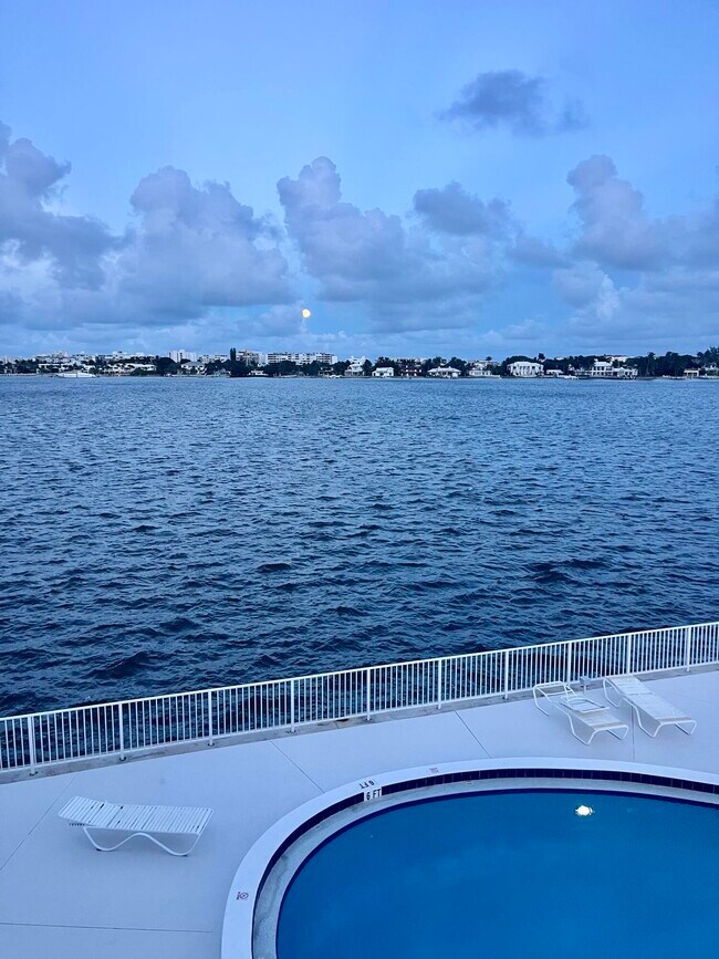 Building Photo - 301 Croton Ave