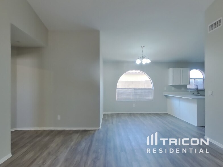 Building Photo - 527 E Devon Dr