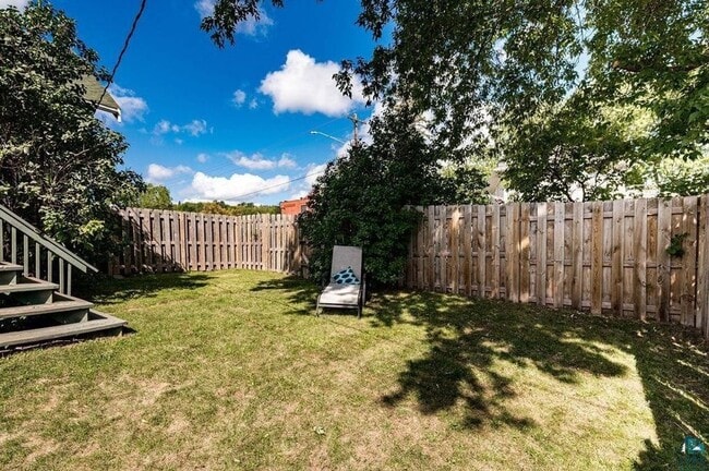 Building Photo - AVAILABLE SEPTEMBER 1st - Beautiful 2 Bed 1 Bath w/ Garage & Fenced Corner Lot