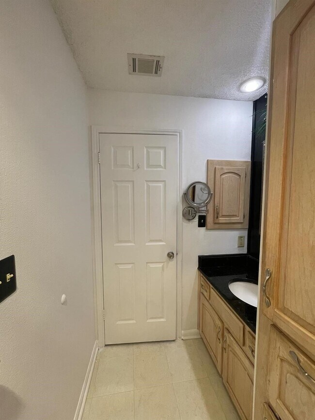 Building Photo - 11843 Braesview