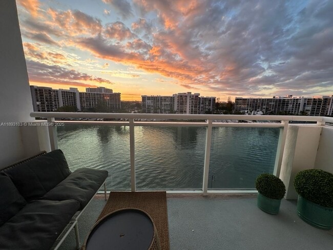 Primary Photo - 3000 S Ocean Dr