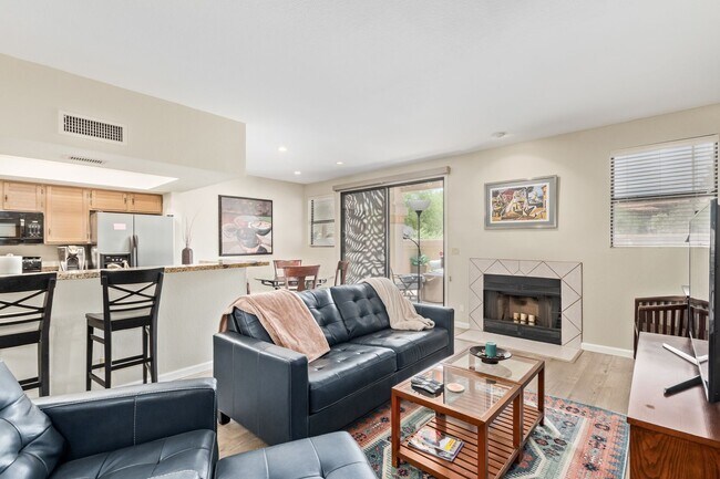 Building Photo - Charming 2-Bedroom Townhome in Scottsdale Racquet Club